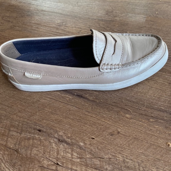 Beautiful ladies moccasins - Picture 3 of 3